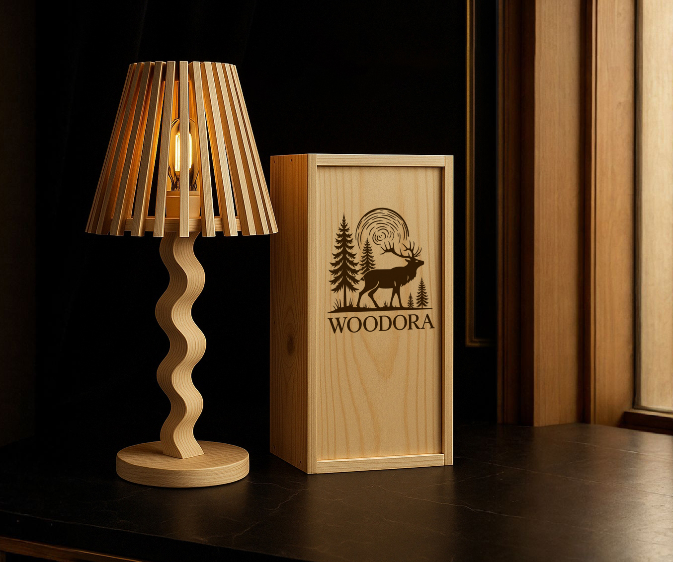 Puiset design-valaisin ja WOODORA-lahjapakkaus mustalla taustalla.
